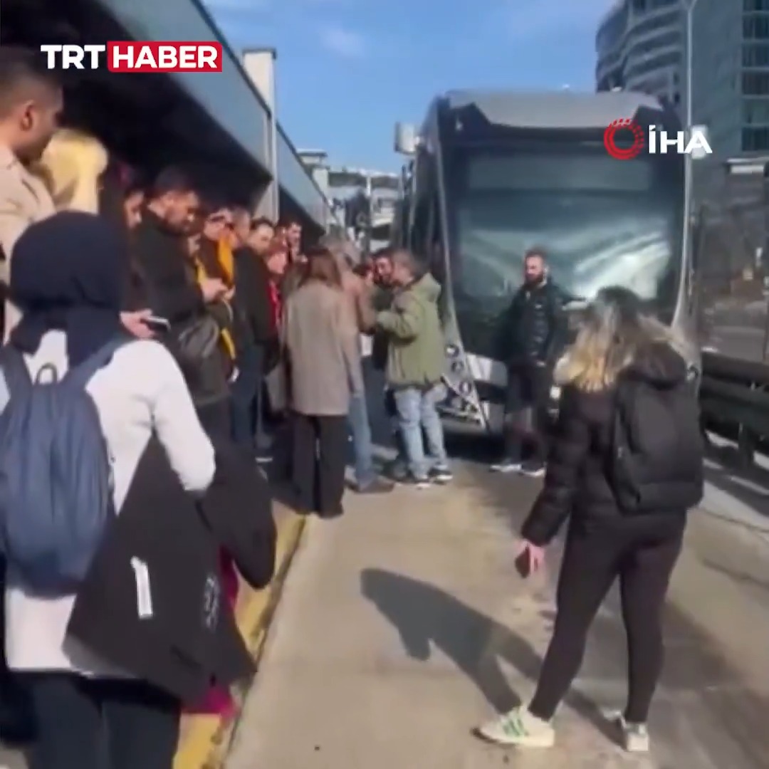 İstanbul'da metrobüs duraklarında oluşan yoğunluk görüntülendi.