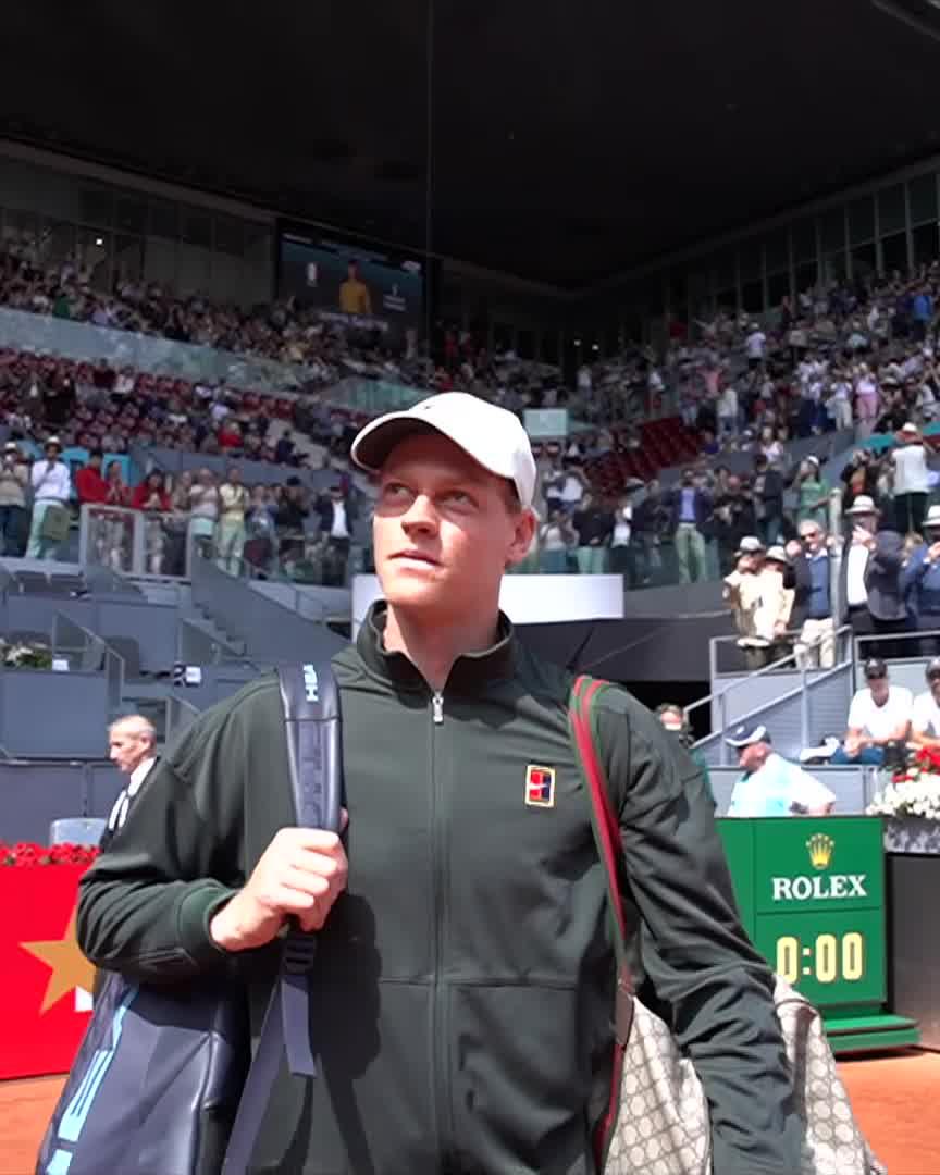 Jannik Sinner steps on court to play his opening match in Madrid. Aiming to become the first man ever to win 5 consecutive Masters 1000 titles. Yes, you read that correctly. 🇮🇹🦊