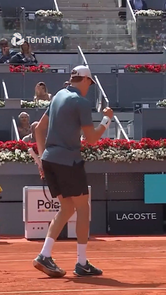 Jannik Sinner with a GORGEOUS drop shot against Bonzi in Madrid. Barely drops over the net Show off 🪄😮‍💨 🇮🇹🦊