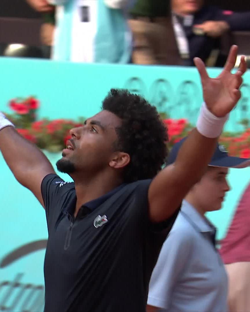 Allez Arthur 🇫🇷 Fresh off his title in Barcelona, Arthur Fils battles past Buse 6-7 7-6 7-5 in Madrid for his sixth straight win! #MMOpen
