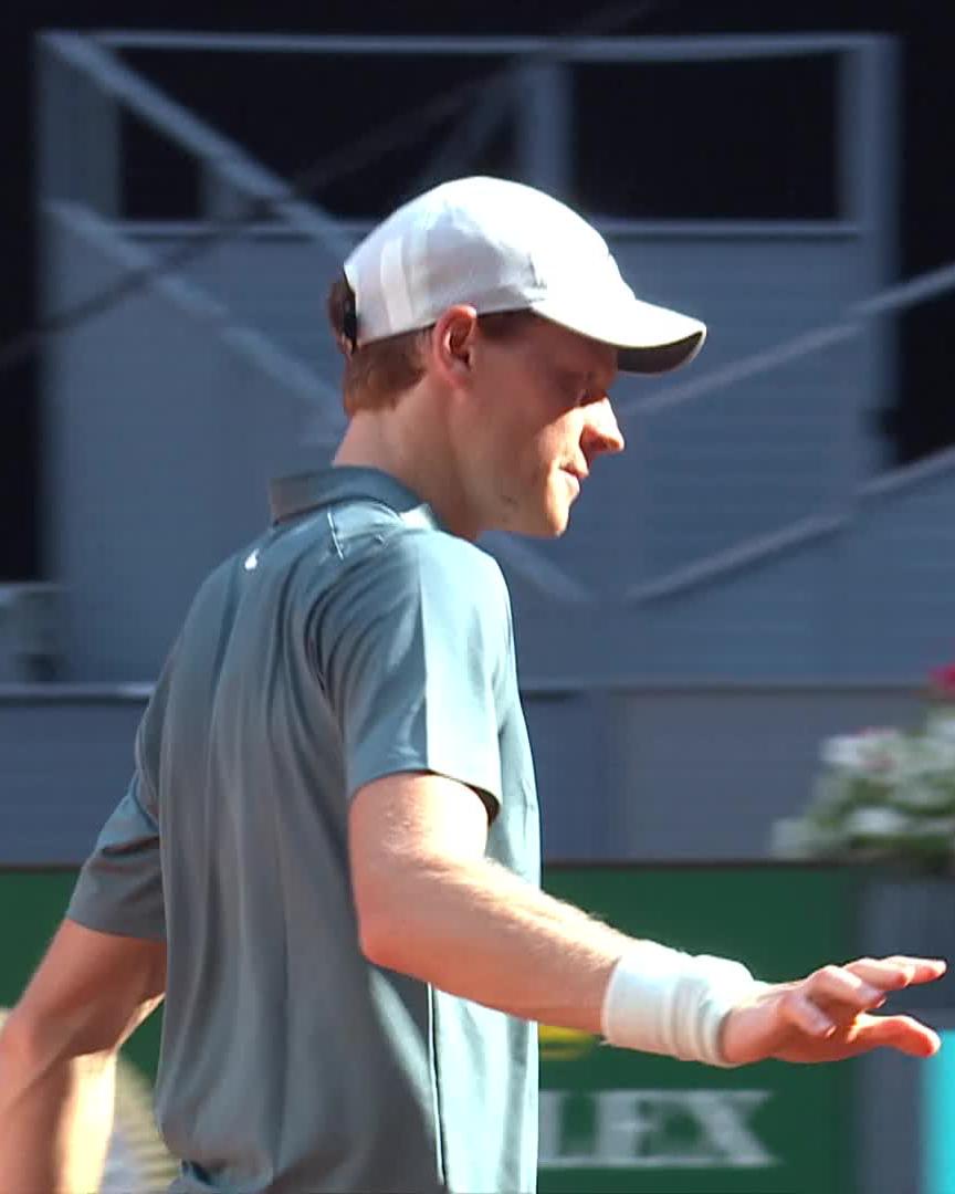 In the lead for the first time today ๐ Jannik Sinner finds his best tennis to break in the deciding set! #MMOpen
