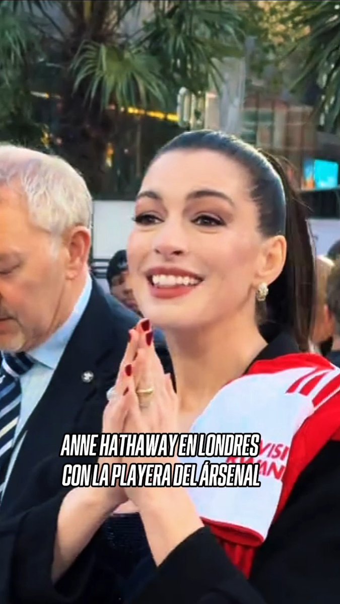 Así llegó Anne Hathaway a la Premiere de 'The Devil Wears Prada 2' en Londres, con una playera del Arsenal ⚽️ 🎥 🏴󠁧󠁢󠁥󠁮󠁧󠁿 Hace poco la actriz expresó sus deseos por que los 'Gunners' ganen la Premier League 🏆 🎥 nushnelson
