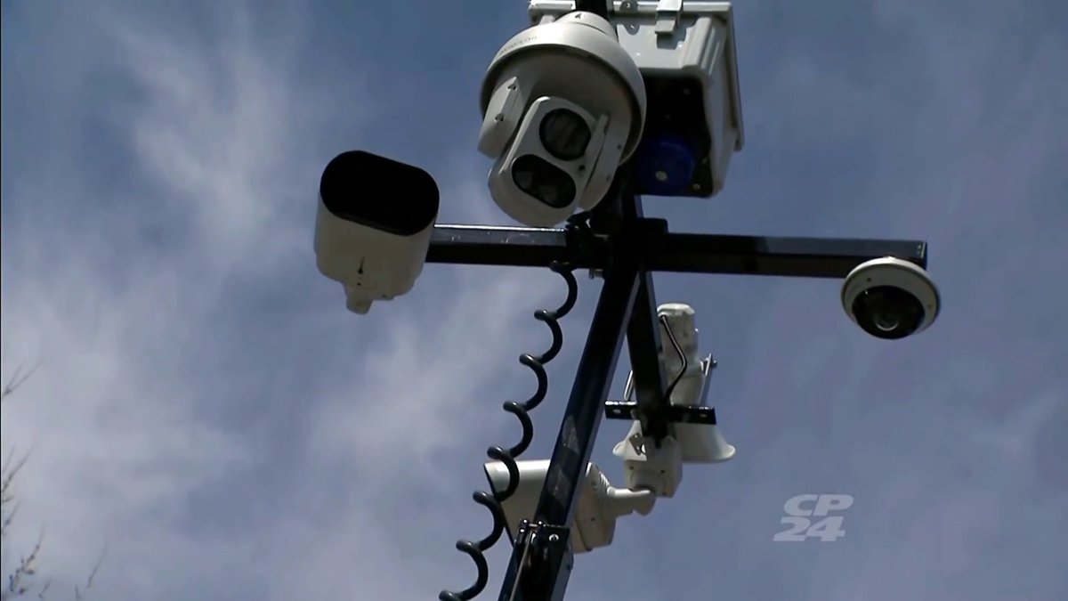 🇨🇦 1984 is HERE: In response to rising crime under the Liberal govt, Peel Regional Police unveil a new mobile "community safety device," a first in North America, allowing police to remotely surveil the public for crimes, detect gun shots (acoustically), read license plates and more. 👇