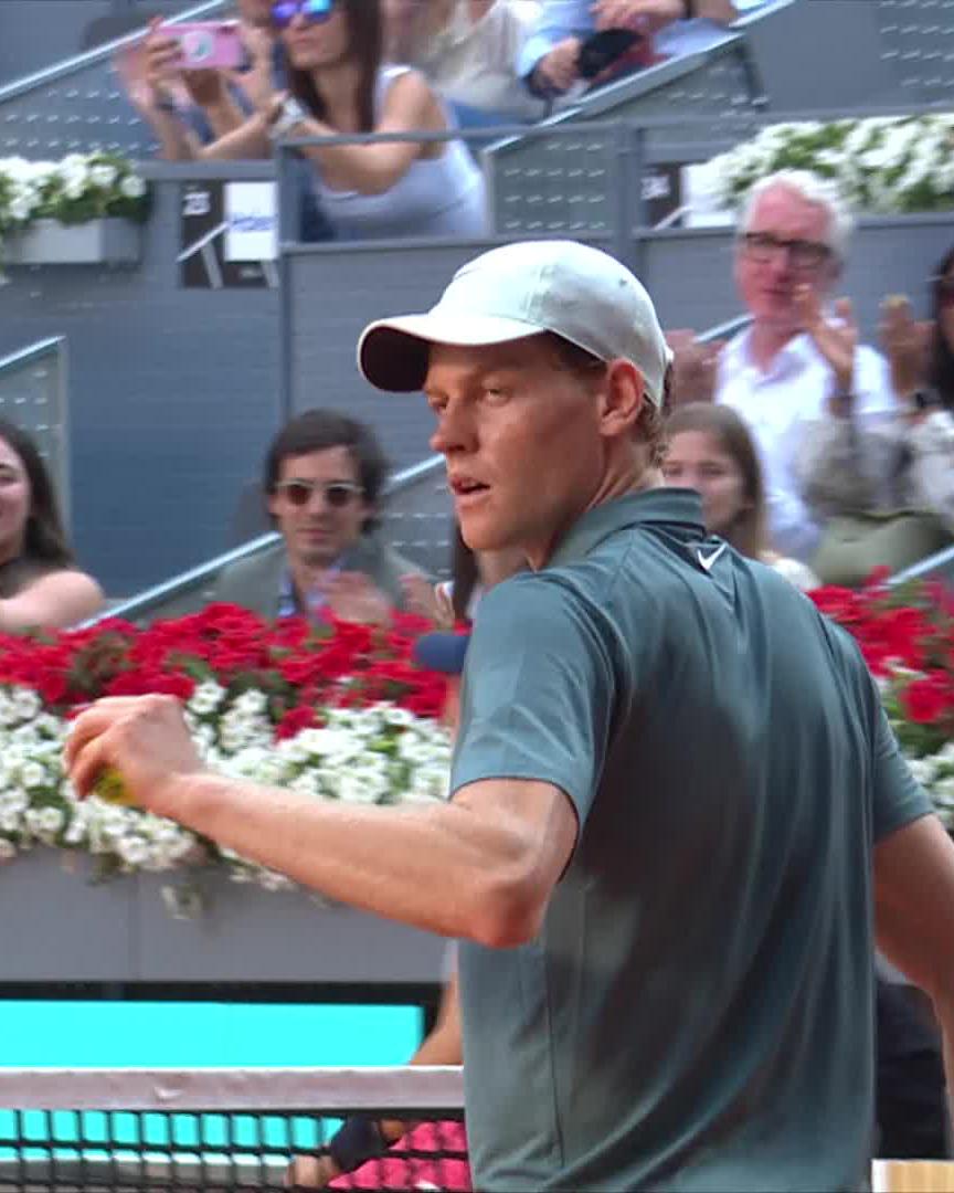 Jannik Sinner’s reaction after beating Benjamin Bonzi in Madrid. He ties Rafa Nadal for the 3rd longest win streak in Masters 1000 events. 1. Novak Djokovic - 31. 2. Roger Federer. 29. 3. Rafa Nadal, 𝐉𝐚𝐧𝐧𝐢𝐤 𝐒𝐢𝐧𝐧𝐞𝐫 - 23. That’s BIG. 🇮🇹🦊