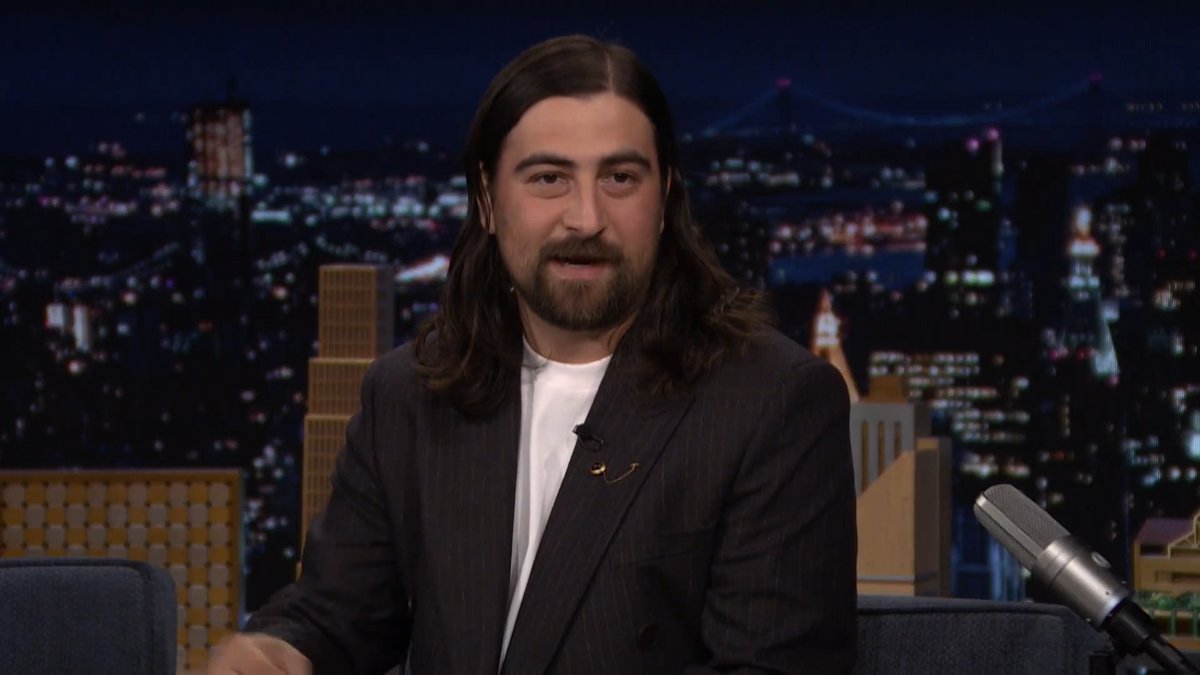 .Noah Kahan would use his mom’s credit card to “sell out” his 77 person shows 🤣 #FallonTonight
