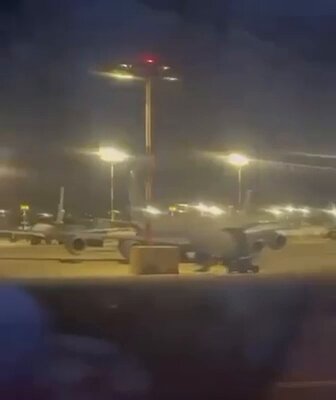İsrail'deki Ben Gurion Havalimanı'ndan bu videoya bakın. Havalimanı'ndaki Amerikan askeri yığınağı büyük seviyelere ulaştı ve savaşın geri dönüşünün yaklaştığına işaret ediyor. Hiçbir ordu, bir düşmana karşı bu şekilde yığınak yapmaz; bu, bir askeri operasyonun ön hazırlığıdır. Amerikalılar savaşı yeniden başlatmakta tereddütlüler, çünkü bunun bölgedeki enerji tesislerinin yok olmasına yol açacağını biliyorlar; bu da küresel ekonominin çökmesine neden olabilir.