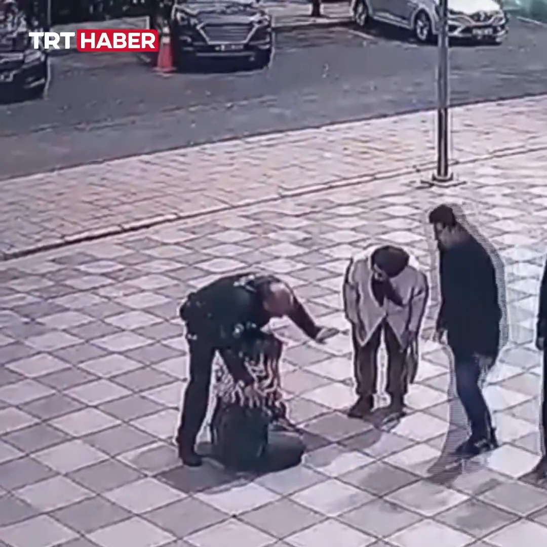 Tekirdağ'da fenalaşan kadının yardımına polis yetişti.