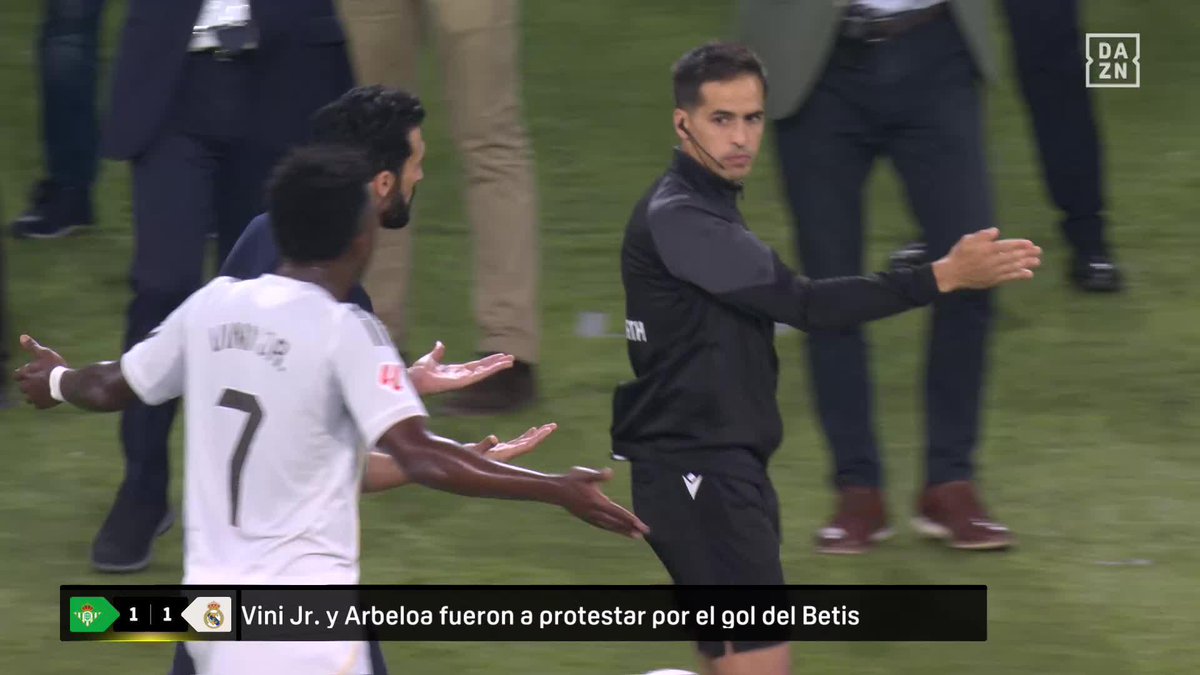 Las protestas de Arbeloa y Vinicius 🤬 Reclamaron falta de Antony sobre Ferland Mendy en el empate del Betis #LALIGAenDAZN ⚽