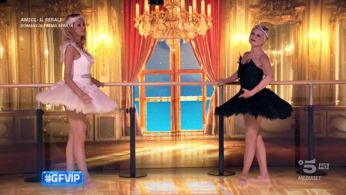 È arrivato il momento dell'esibizione di danza classica di Antonella, Adriana, Raimondo e Renato 🩰 #GFVIP