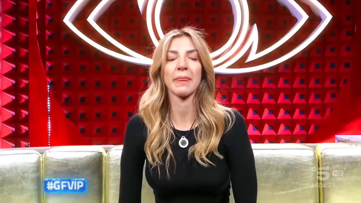 Lucia ha raccontato una parte importante della sua storia, segnata dal rapporto difficile con suo padre 🤍 #GFVIP