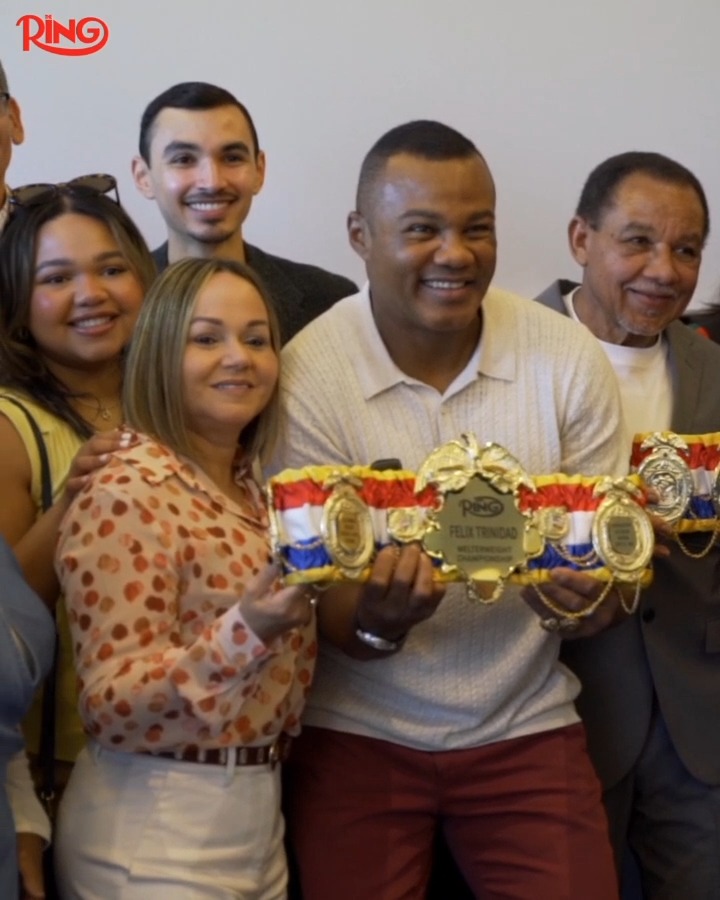 Felix Trinidad was presented with his Ring Magazine welterweight and junior middleweight championship belts earlier today in California 👏 'Tito' famously defeated then-Ring Magazine P4P #1 Oscar De La Hoya in 1999 at welterweight, before unifying the following year at 154 lbs with a stoppage win over Fernando Vargas 👑