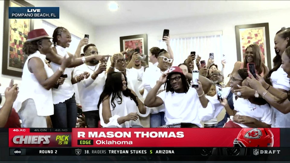 Bill Maas announces the Chiefs 2nd round pick, R Mason Thomas!