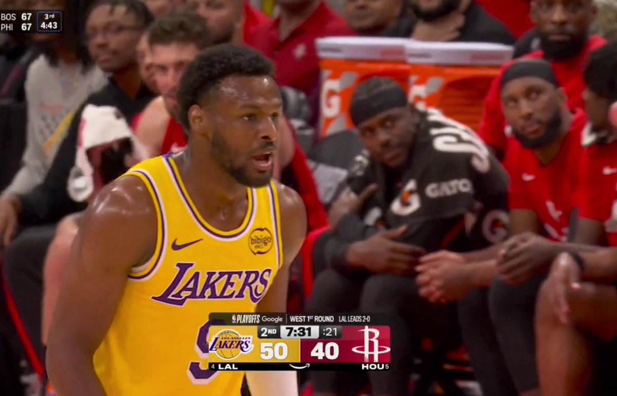 … et puis y’a LeBron qui fait des quêtes secondaires avec Bronny 😭 Écran pour un shoot à 3 points du fiston et juste après il lui envoie un lob 🎯 Bref, c’est les playoffs mais je sais pas si on réalise vraiment la dinguerie 🤷🏽‍♂️