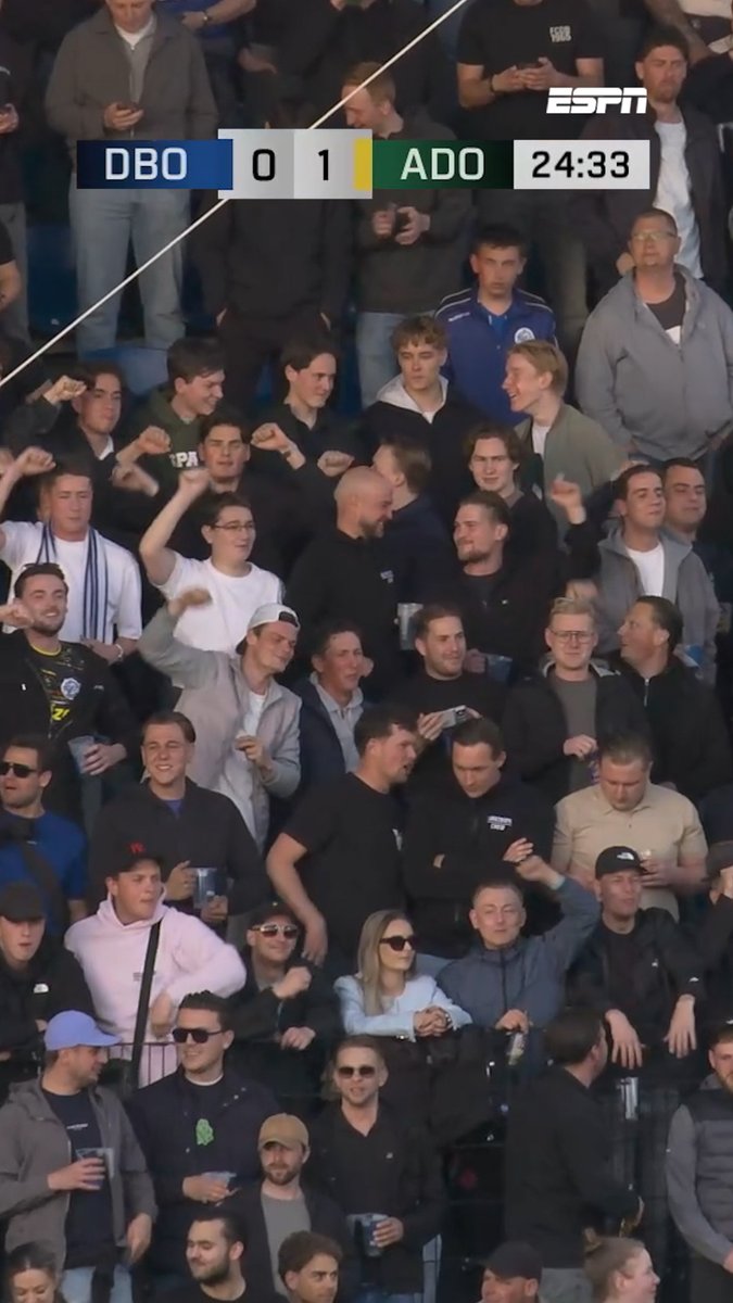 OBVIAMENTE SÓ PODIA DAR NISTO 🤦♂️ Adeptos do Den Bosch festejam um dos golos sofridos... pela sua equipa frente ao Den Haag enquanto cantam "we are going up!". Um "new low" do futebol neerlandês