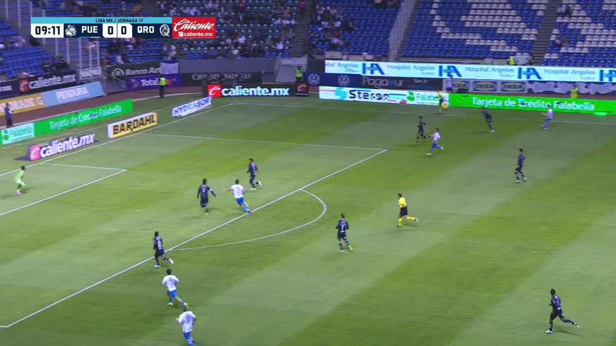 JAJAJAJAJAJA INCREÍBLE GOL DEL PUEBLA En una jugada de salida del Querétaro se pierde el balón en el primer cuarto de campo por un mal pase del defensa, ¿Lo curioso? LA POSICIÓN DEL PORTERO, FUERA, Y POR MUCHO, DE LA PORTERÍA. VIERNES BOTANERO