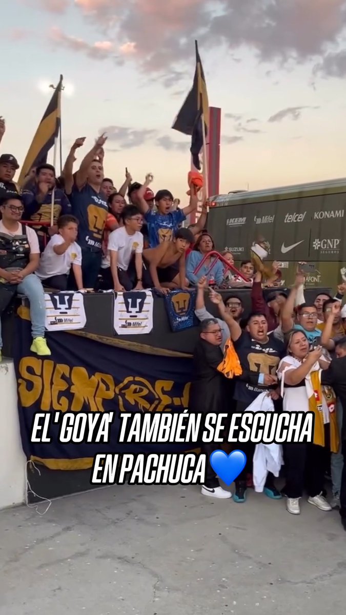 Pumas tiene gente donde sea 🤩 El equipo de Efraín Juárez tuvo un gran recibimiento en Pachuca. Vía: PUMAS