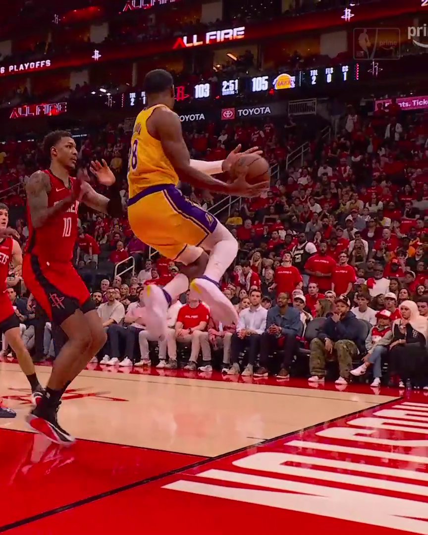 This is the play where the Lakers truly won this game tonight. Unbelievable save by Hachimura, followed by unselfishness and incredible ball movement with #23 at the center of everything.