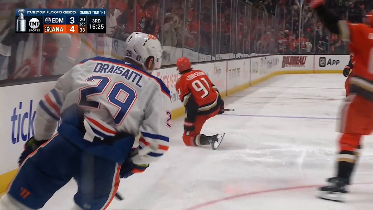 THE DUCKS ARE BACK ON TOP! 🥳 Beckett Sennecke gets his first ever #StanleyCup Playoff goal while Leo Carlsson extends the lead to make it a 5-3 game! 🇺🇸: NHLonTNT 🇨🇦: Sportsnet &amp; TVA Sports