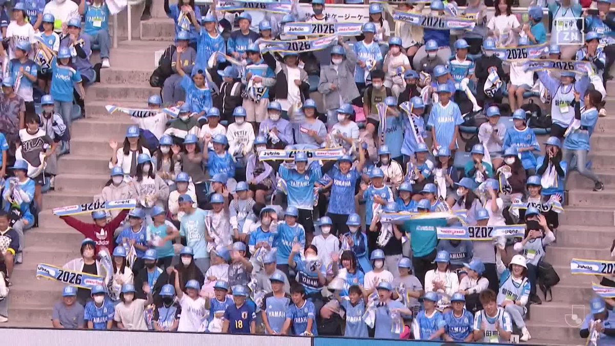 なんて美しい光景か ジュビロイレブンと小学生たちが勝利を分かちあう 磐田デーはなんと驚異の7連勝👏👏 サッカー文化を次の世代へ繋ぐために─ 🏆明治安田J2・J3百年構想リーグ 🆚磐田×岐阜 📱DAZN 見逃し配信中 #Jリーグ #だったらDAZN