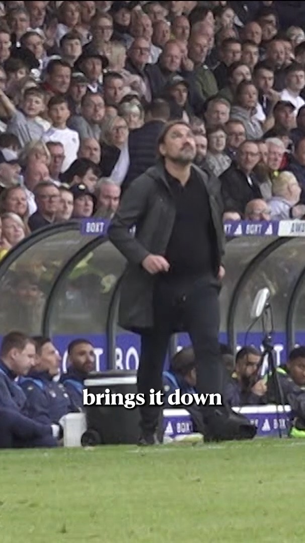 Steve Sidwell and Jermaine Beckford try and nail THAT Daniel Farke first touch 🤌 The full 'Training Day' episode at Leeds United is now live on our YouTube 📺