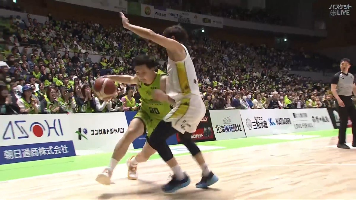 辻選手のディフェンス。 両足がサイドラインと並行。 これ結構大切!