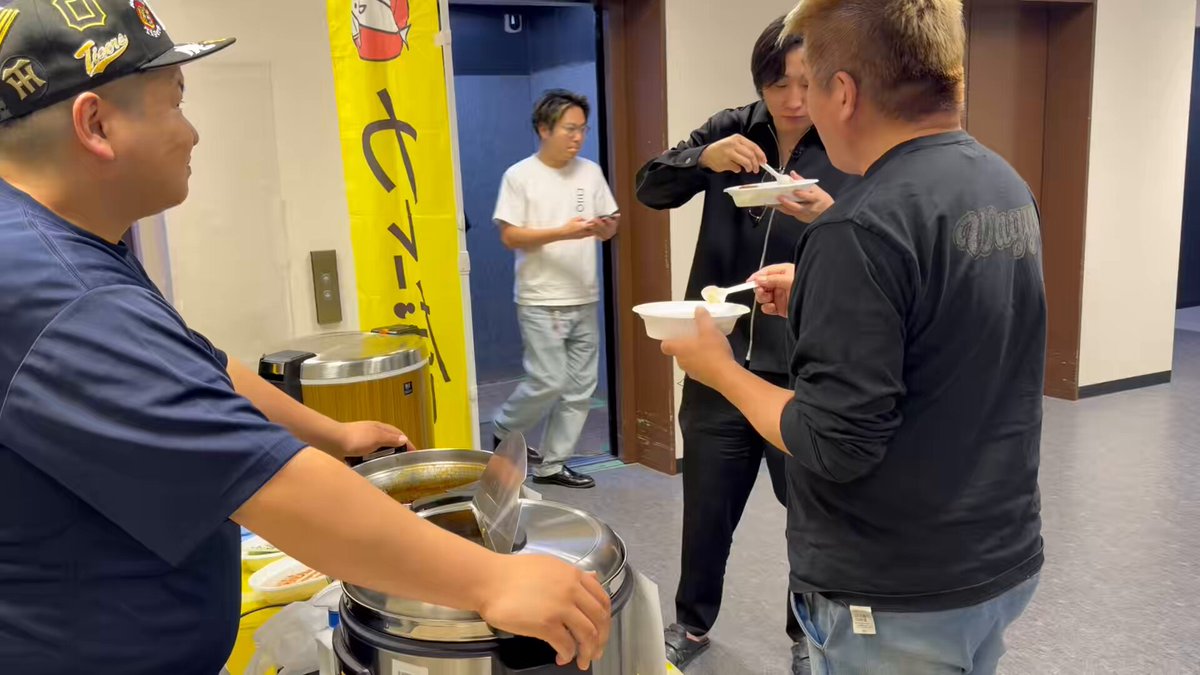 REAL VALUE の撮影会場に行くと毎回美味しいご飯が食べられる🍚🥰 今日は堀江さんの「カレーだしっ！」をいただきました！！！ 溝口さんも大絶賛のカレー🍛 私もカレー屋さんのFCオーナーになりたい🫶✨