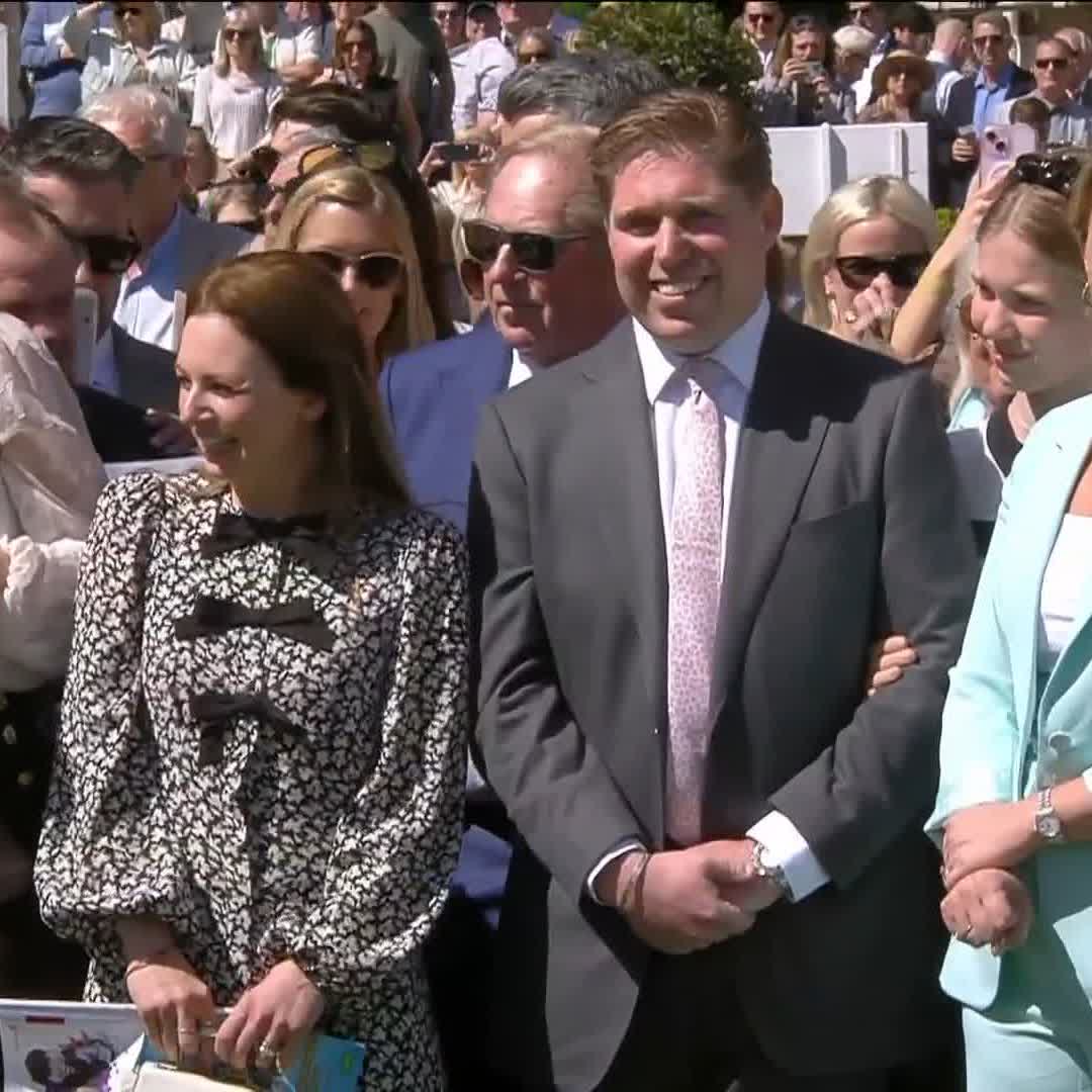 Champion Trainer for the first time 👏 Great scenes at Sandown Park as Paul Nicholls OBE hands over the trophy he's won so many times to former assistant Dan Skelton Racing