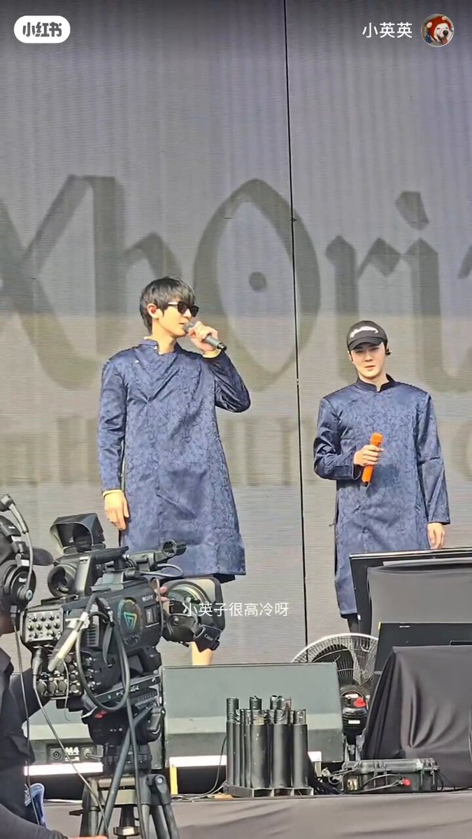 chanyeol be like “i’m wearing my pants everyone” 🤣🍒
