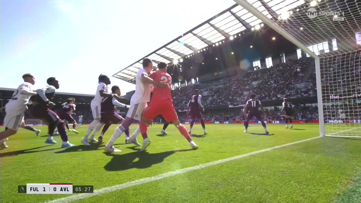 Fulham thought they had made it 2-0, but it’s chalked off for a foul on Emi Martinez ❌ 📺 TNT Sports and HBO Max