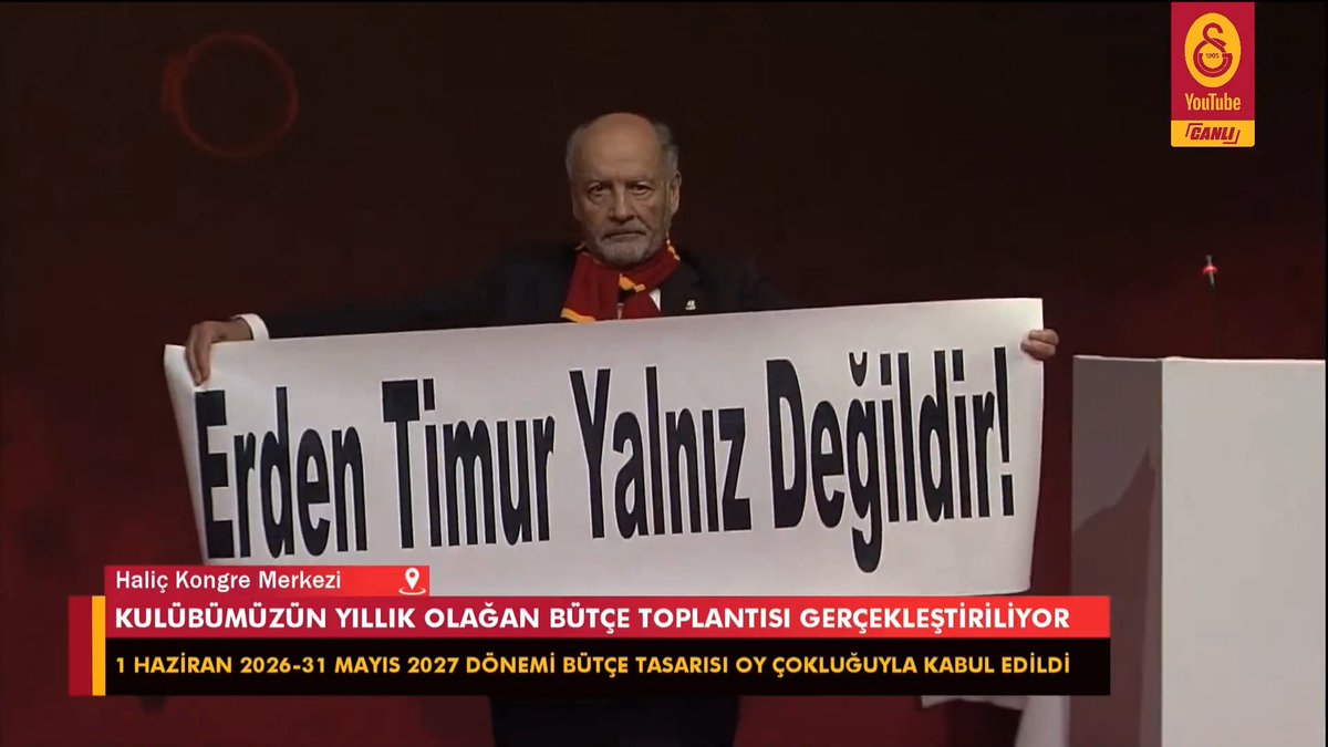 Galatasaray Yıllık Olağan Bütçe Toplantısı'nda "Erden Timur Yalnız Değildir!' pankartı açıldı.