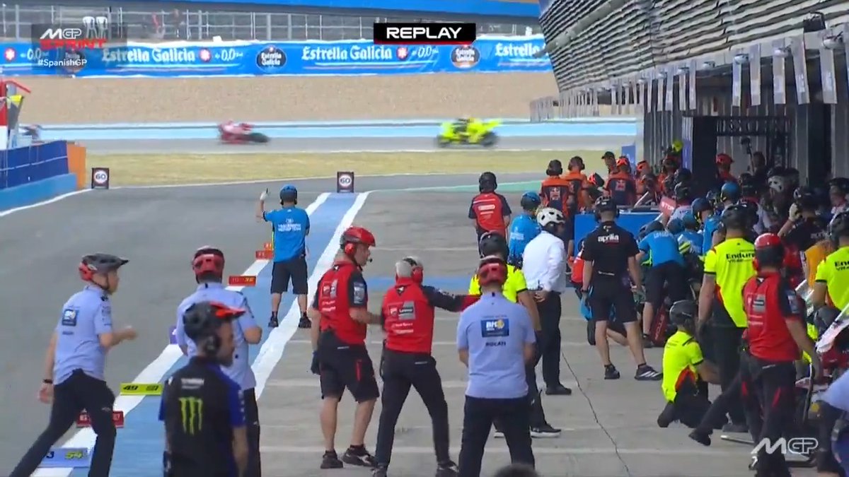 Davide Tardozzi was ON IT after seeing Marc Márquez crash 🔥 #SpanishGP 🇪🇸