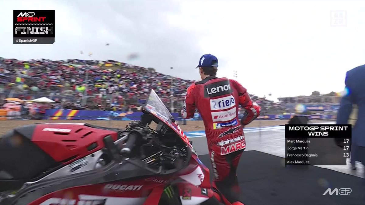 NO IMPORTA QUE LLUEVA SI ESTOY CERCA DE TI 😍🎵 Este MOMENTAZO de Marc Márquez en Nieto Peluqui PASA A LA HISTORIA 👏🏻 #SpanishGP 🇪🇸 #MotoGP 🏁