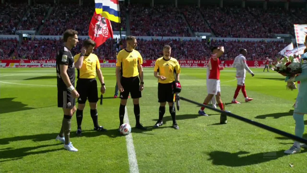 Mainz captain Silvan Widmer had a gift for Bayern after winning the Bundesliga ahead of their match 🤝 💐