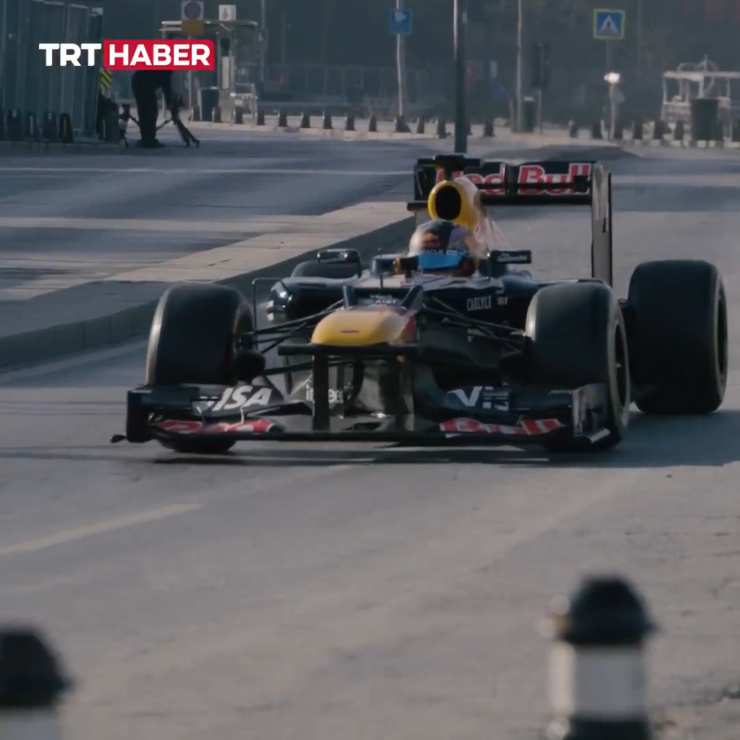 Formula 1 Türkiye Grand Prix’sinin tanıtım çekimleri için İstanbul'da bulunan #F1 aracı Salacak'ta görüntülendi.