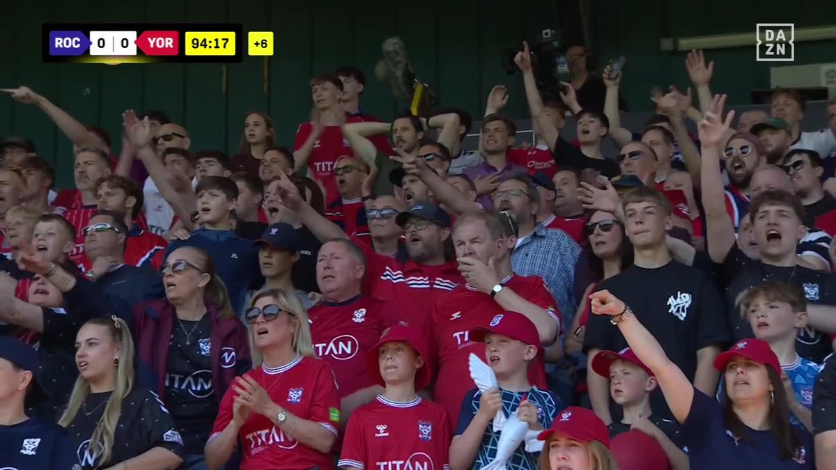 Le football c’est un truc de malade. ⚽️ 𝗥𝗢𝗖𝗛𝗗𝗔𝗟𝗘 𝗠𝗔𝗥𝗤𝗨𝗘 𝗘𝗧 𝗘𝗡𝗩𝗔𝗛𝗜𝗧 𝗟𝗔 𝗣𝗘𝗟𝗢𝗨𝗦𝗘 pensant être promu en D4 🏴󠁧󠁢󠁥󠁮󠁧󠁿… MAIS… YORK ÉGALISE À LA 90+13 ET MONTE EN D4 !!!!!!!!!!! LES SCÈNES DE FOLIEEEEEEEEEEE 🤯😱🤩 🎥 DAZN France 👇
