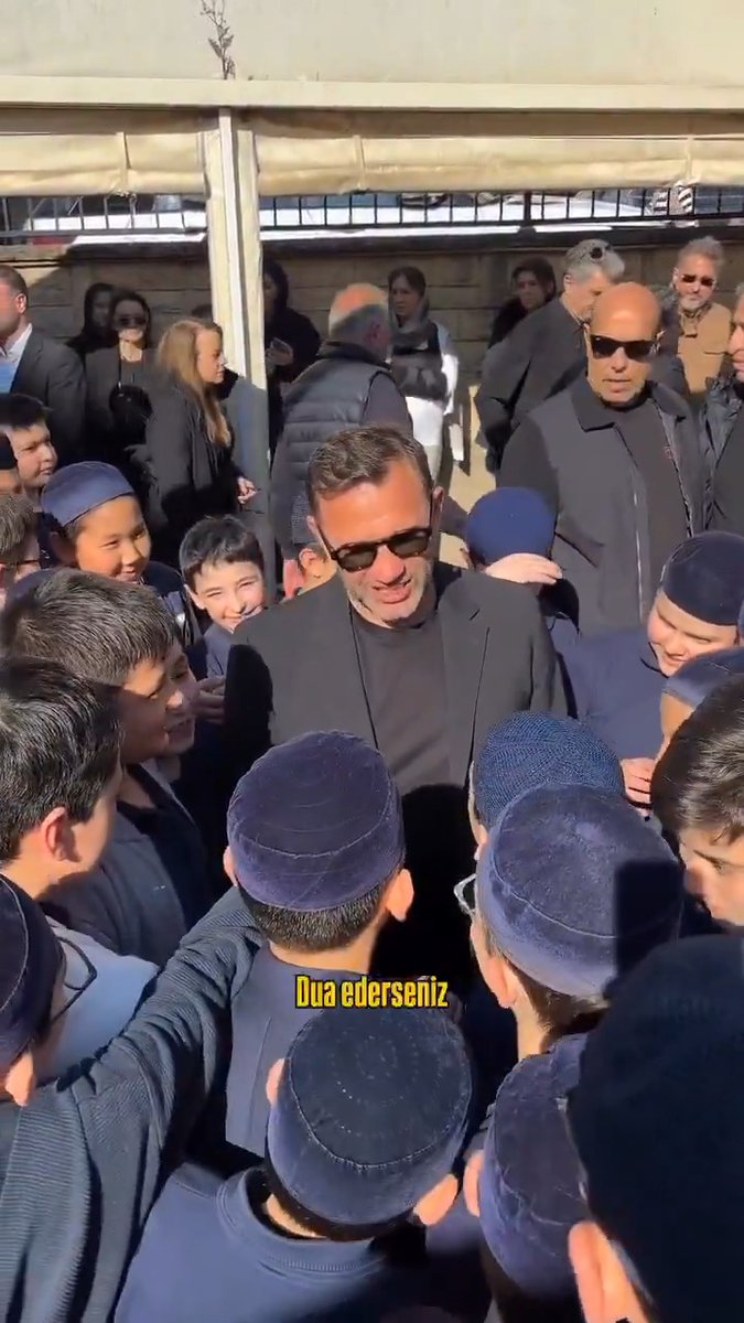 Okan Buruk, derbi öncesi Florya Kuran kursu öğrencileriyle bir araya geldi. Soru: "Okan abi kazanacak mıyız derbiyi?" Okan Buruk: "Dua ederseniz…"