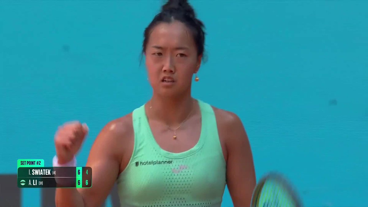 What a first set ‼️ Ann Li took the opener against Swiatek 7-6(4)! #MMOPEN
