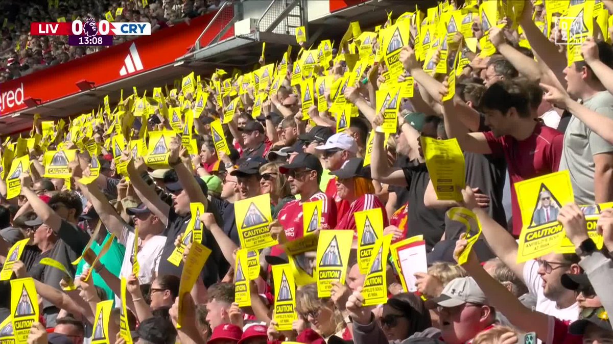 UNA DE LAS IMÁGENES DE LA TEMPORADA🫣 ¿Que la directiva del Liverpool quiere subir el precio de las entradas de los partidos en Anfield? ASÍ RESPONDE LA AFICIÓN 🟨 #PremierLeagueDAZN ⚽🏴