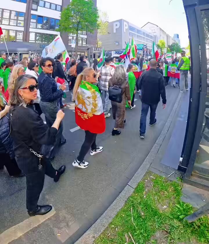 با اروپا یا بدون اروپا، هرجای دنیا که باشیم تا آخرش برای ایران و پشت شاه وایسادیم. #دوسلدورف، امروز بیست و پنجم اپریل #جاویدشاه