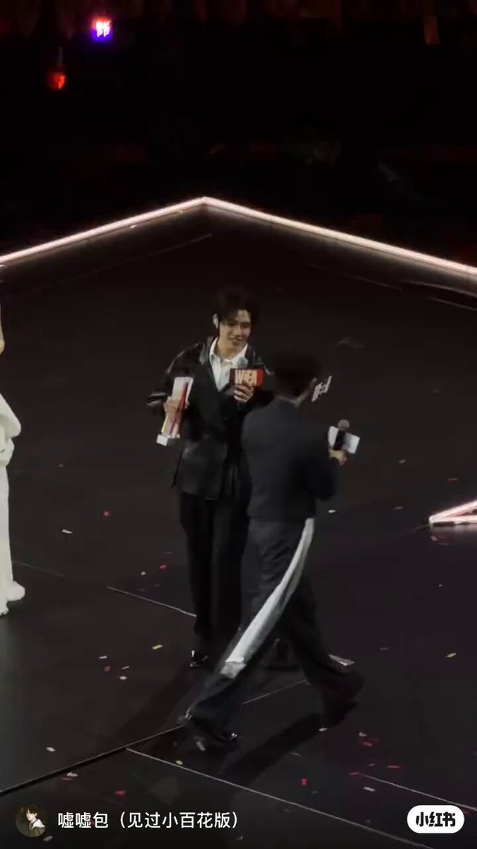 บกพพถอยหลังชนไมค์เหมือนกันเลยว่ะ 5555555555555555555 ฟิร(?)