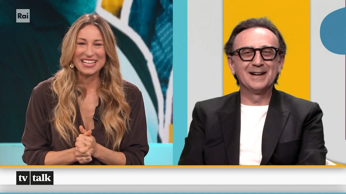 Presidente? 𝗣𝗮𝗼𝗹𝗮 𝗣𝗲𝗿𝗲𝗴𝗼 e 𝗚𝗶𝗼𝘃𝗮𝗻𝗻𝗶 𝗘𝘀𝗽𝗼𝘀𝗶𝘁𝗼 rimettono in scena uno dei momenti più iconici della televisione degli anni 2000. Sì, abbiamo fatto la storia. Guarda 𝗧𝘃 𝗧𝗮𝗹𝗸 su #RaiPlay 📺 #TvTalk | #PaolaPerego | #GiovanniEsposito
