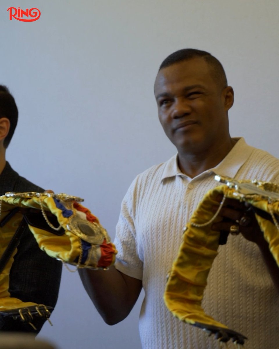 Felix 'Tito' Trinidad dedicates his honorary Ring belts to his homeland of Puerto Rico 🇵🇷 The legendary champion reached his peak during a period when The Ring did not award titles, but he has now been given his deserved recognition 👑👏