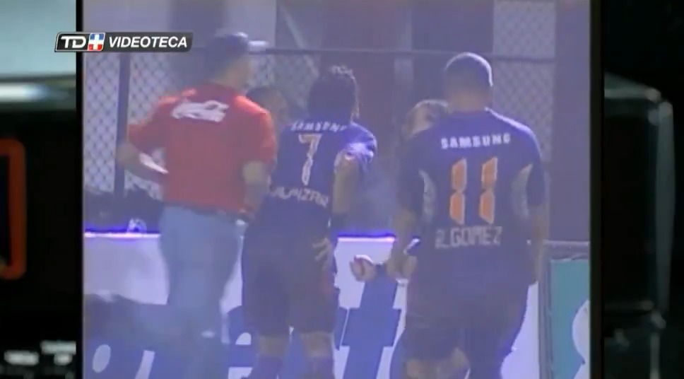 La cancha destruida, el fallo de Harold Wallace y la celebración de Alejandro Alpízar. Les vengo a desbloquear un recuerdo