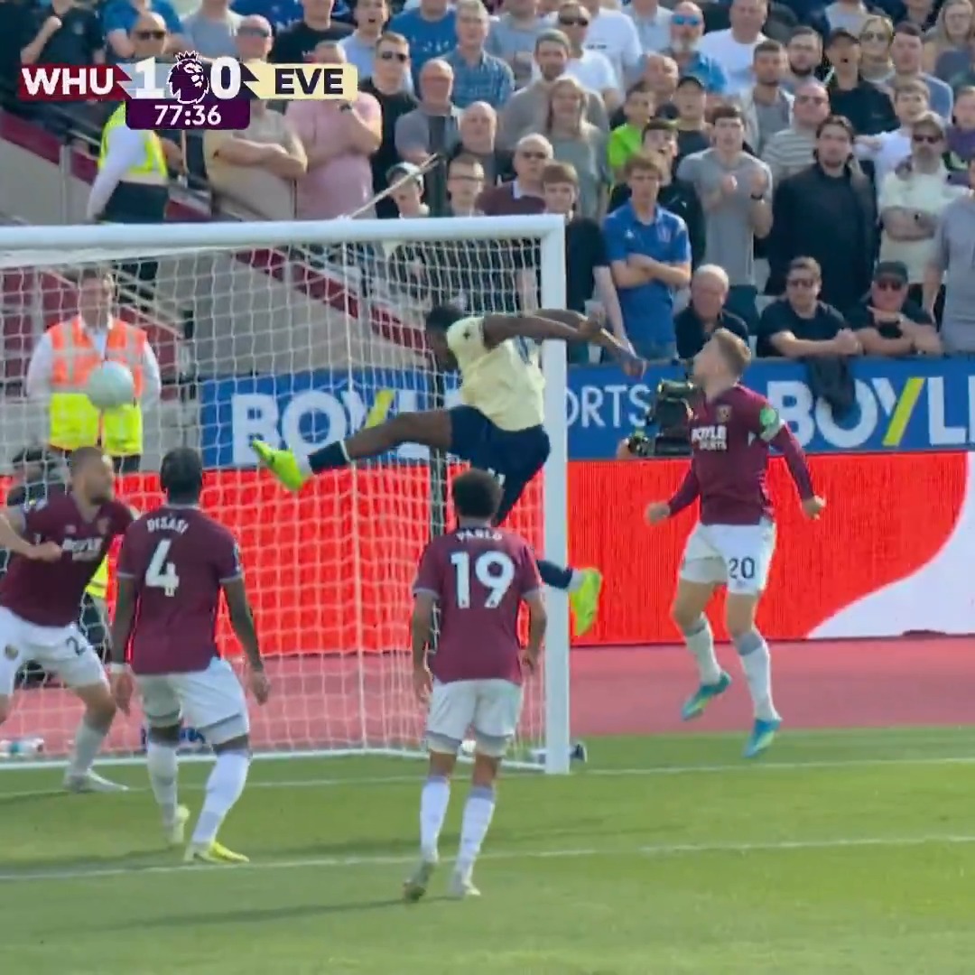 After scoring a goal at one end, Tomas Soucek came up with this heroic moment of defending at the other in West Ham's 2-1 win. 🫨