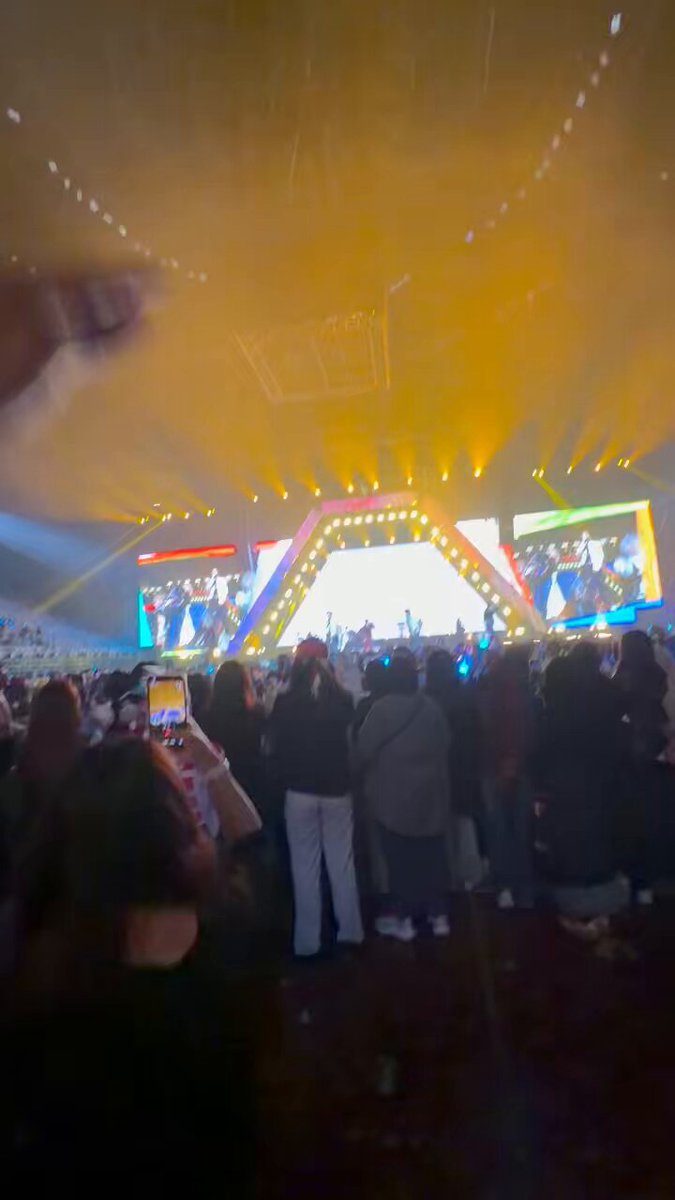 Tips nonton konser: Berdiri di belakang biar bisa muter-muter. #TREASURE_PULSEONinJAKARTA #TREASURE #트레저