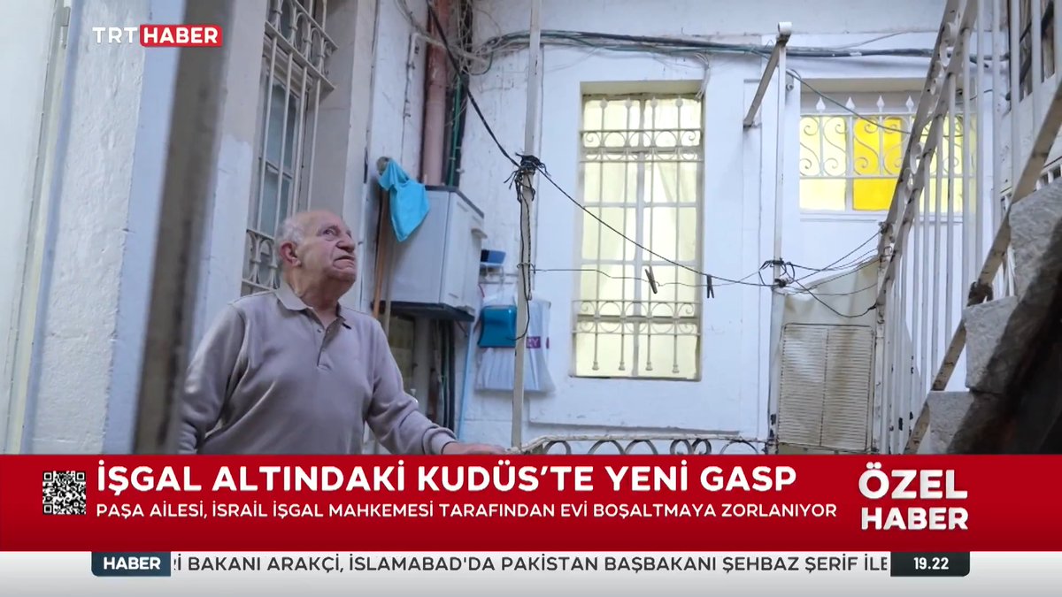 İşgalci İsrail, bir Filistinli ailenin daha evini gasbediyor. Mescid-i Aksa'nın hemen yanı başındaki evinden zorla atılmaya çalışılan Müfid Paşa, asırlık yuvasını kaybetmenin acısını TRT Haber'e anlattı. ▪️"Beni hançerleseler bu evden ayrılmaktan daha az acı verir…"