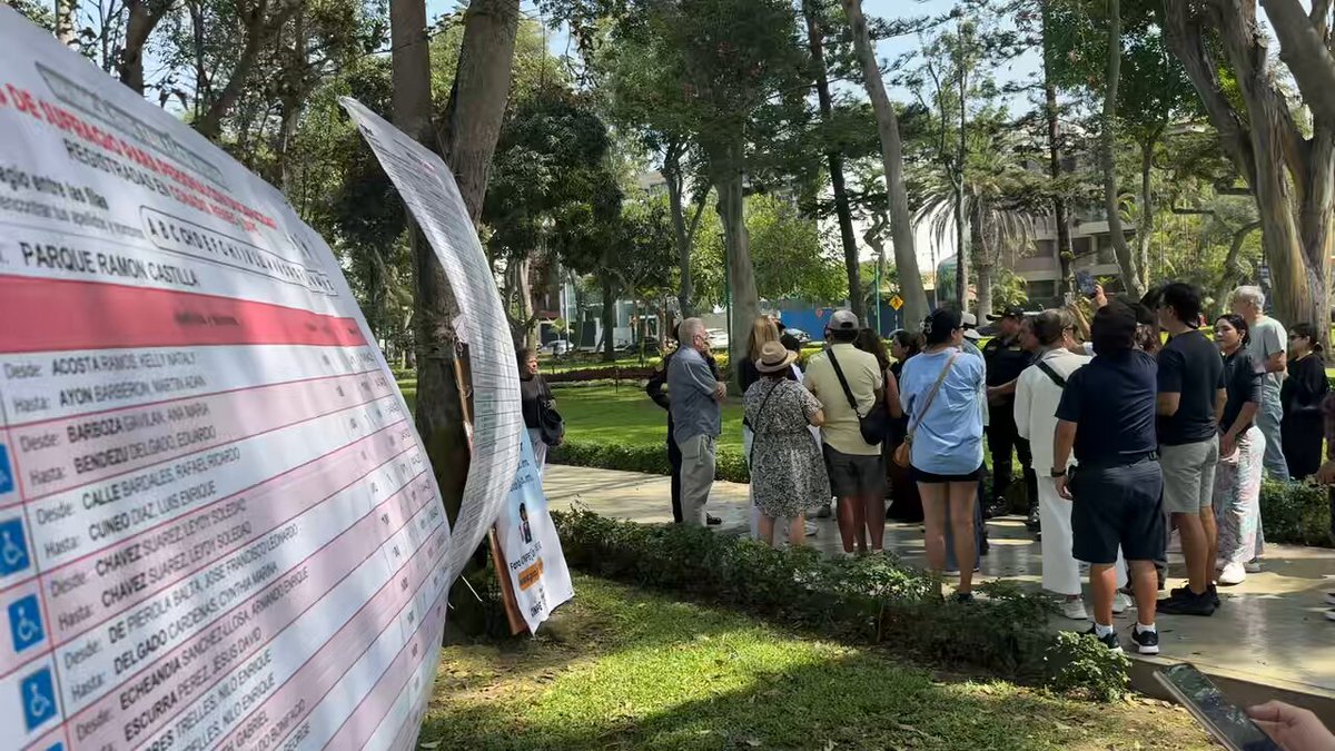 FALSO LO QUE DICE LA ONPE, trasladaron mesas del Markham y el Pestalozzi en Miraflores a un parque y tampoco llegaba el material electoral , aquí la prueba