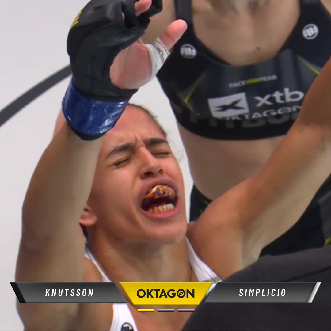 🤯 WHAT AN UPSET! Mileide Simplicio 🇧🇷 stops UFC veteran, Knutsson, in the very first round by submission at strawweight #OKTAGON87 Did that result destroy your #OKTAGONFantasy draft? 📺 | RTL+ | TVP Sport
