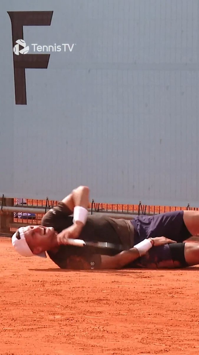 Por mucho que vea el vídeo sigo sin creerme cómo Atmane ganó este partido. Sacando por abajo y sin poder moverse ganó a un Humbert que lo falló todo en el tiebreak final 😅😅