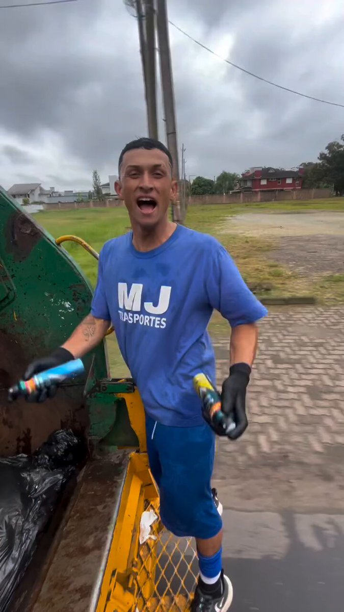 Foguetinho é a prova de que TODA atividade tem o seu Pelé/Jordan. É o gênio dos lixeiros